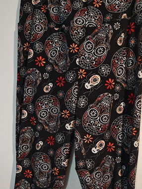 Terra & Sky Paisley Skull Print Leggings in Black & Orange Size XL (14W)